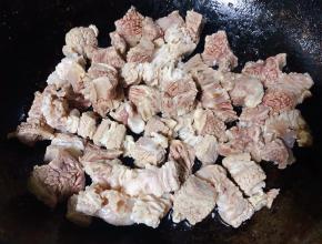 牛腩在冷水中多冲洗几遍洗净