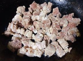 牛腩在冷水中多冲洗几遍洗净