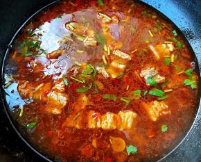 烫烧开放入麻油、盐、味精最后撒上葱花和香菜提鲜即可食用