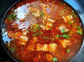 烫烧开放入麻油、盐、味精最后撒上葱花和香菜提鲜即可食用