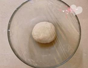 中种材料放盆里，揉成光滑的面团。