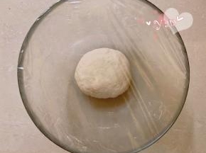 中种材料放盆里，揉成光滑的面团。