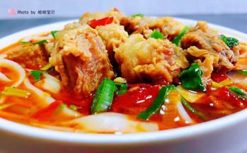 煮好的面条放入容器中再淋上牛腩汤汁就大功告成了