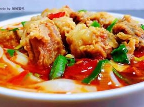 煮好的面条放入容器中再淋上牛腩汤汁就大功告成了