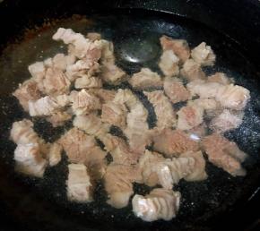 牛腩放入锅中添加适量清水放入盐、糖、料酒、姜、花椒、八角大火煮起来