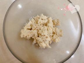 发酵好的面团撕成小块。