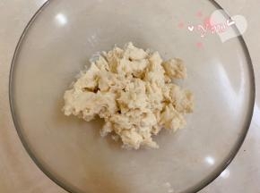 发酵好的面团撕成小块。