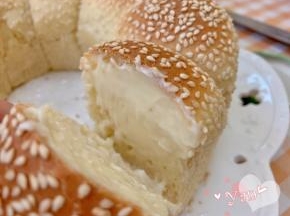 抹上沙拉酱，再夹上自己喜欢的食物就可以了。