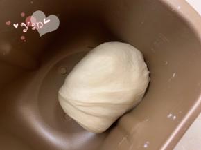 除黄油外的主面团材料和中种面团，先液体后固体的顺序放入面包机桶内。揉面20分钟后再加入黄油揉15分钟。