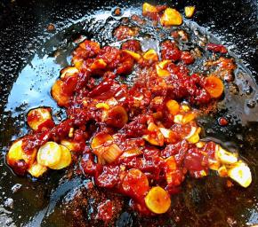 另起锅倒入底油加热放入葱姜蒜爆香再放入郫县豆瓣酱炒匀