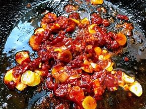 另起锅倒入底油加热放入葱姜蒜爆香再放入郫县豆瓣酱炒匀