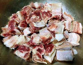 牛腩切成四厘米大小的块状