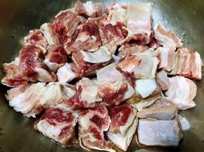 牛腩切成四厘米大小的块状