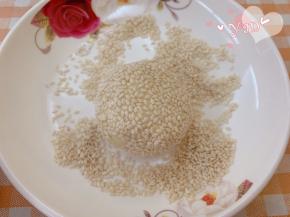 均匀的蘸上白芝麻。