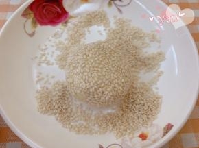 均匀的蘸上白芝麻。