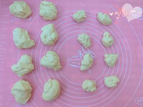 将面团分成8个40g和8个16g的小面团。