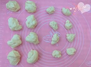 将面团分成8个40g和8个16g的小面团。