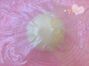 揉好的面团盖保鲜膜醒发30分钟。