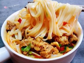 看着诱人的麻辣牛腩面就忍不住流口水噢