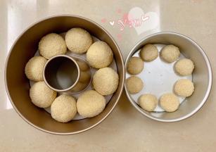 将8个40g的面团放入7寸模具中，8个18g的面团放入6寸模具中。如果非不粘模具需提前刷一层薄薄的黄油防粘。