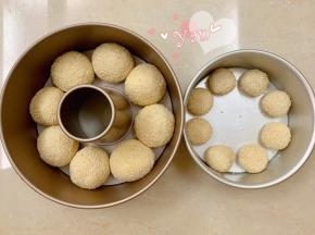 将8个40g的面团放入7寸模具中，8个18g的面团放入6寸模具中。如果非不粘模具需提前刷一层薄薄的黄油防粘。