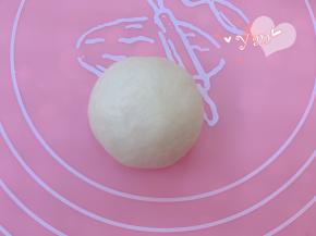 面团滚圆后表面沾水。