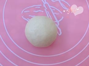 面团滚圆后表面沾水。