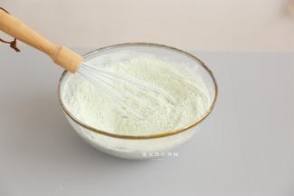 混合好的米粉取出一半加入大麦苗粉混合均匀，这是做双色的，要是只想做单色就不用做这个步骤了。