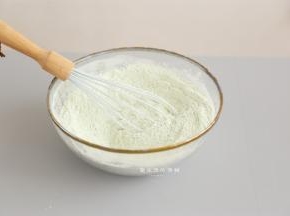混合好的米粉取出一半加入大麦苗粉混合均匀，这是做双色的，要是只想做单色就不用做这个步骤了。
