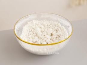 将清水分成2份，分几次加入到米粉里面，用筷子搅拌成小团子，看到如图中这样的时候，就停下来检查一下米粉的状态。