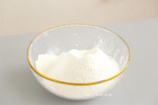 将米粉过筛一遍这一步必不可少，是决定米糕细腻与否的关键一步，也是整个米糕制作过程中最费时的一步，你家的筛网一定要买最大目的，不然麒麟臂就指日可待了哈，切记，切记！