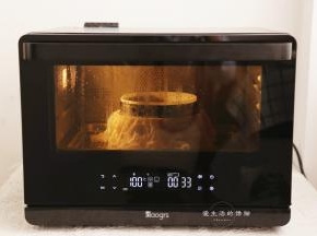 将daogrs蒸烤箱启动纯蒸键，把米糕放入蒸烤箱的下层，100度蒸43分钟左右即可，用蒸锅也是一样的时间，蒸好后取出，撒上少许的干桂花，放凉即可食用。
