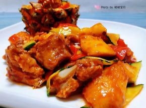 酸甜可口的糖醋排骨装入容器中就大功告成了