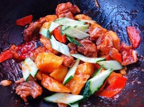 放入黄瓜片快速翻炒均匀