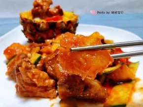菠萝入口酸酸甜甜混搭着排骨的肉香美味无比