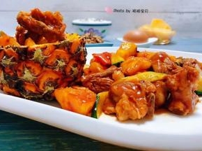 糖醋菠萝排骨装在菠萝容器中看着就别有一番风味