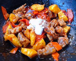 放入菠萝同时放入糖和少许醋