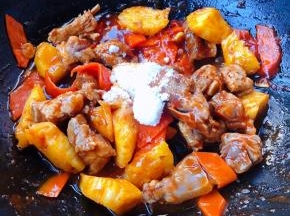 放入菠萝同时放入糖和少许醋