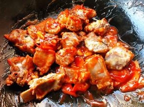 放入排骨中火翻炒均匀