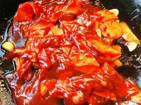 放入蕃茄酱翻炒均匀