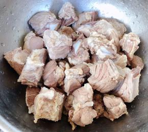 新鲜的排骨在清水中浸泡二十分钟洗净放入开水中焯水去除油脂和杂质后立即放入冷水中冲洗干净沥干水份