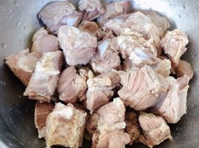 新鲜的排骨在清水中浸泡二十分钟洗净放入开水中焯水去除油脂和杂质后立即放入冷水中冲洗干净沥干水份