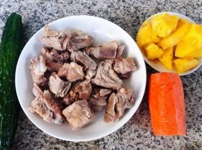 准备原材料煮好的排骨、菠萝去皮、胡萝卜、黄瓜