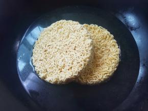 起锅烧水倒入方便面煮3分钟。