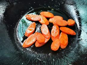 另起锅煎熟火腿，翻炒下青菜，