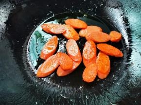 另起锅煎熟火腿，翻炒下青菜，