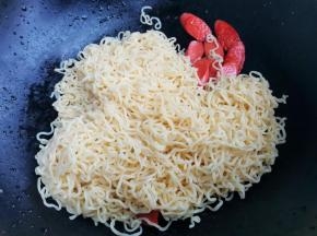 倒入方便面。