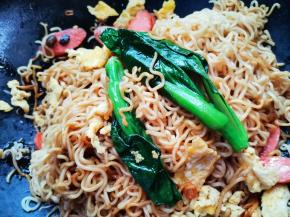 倒入鸡蛋翻炒均匀即可。