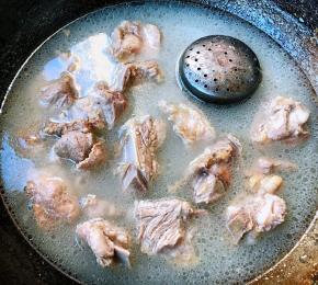 排骨放入锅中倒入适量清水放入调味盒姜、花椒、八角、糖、盐、料酒大火煮至排骨九成熟