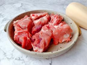 新鲜的排骨与莲藕。